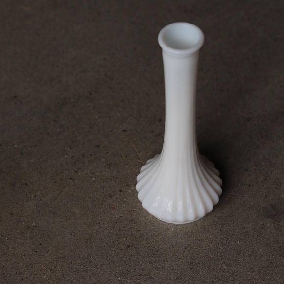 Vintage Hoosier Glass Co Milk Glass Bud Vase 4096 - Picture 4 of 5